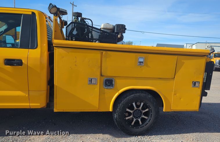 image for item ER4509 2017 Ford F350 Super Duty utility bed pickup truck