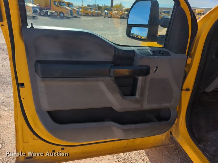 image for item ER4509 2017 Ford F350 Super Duty utility bed pickup truck