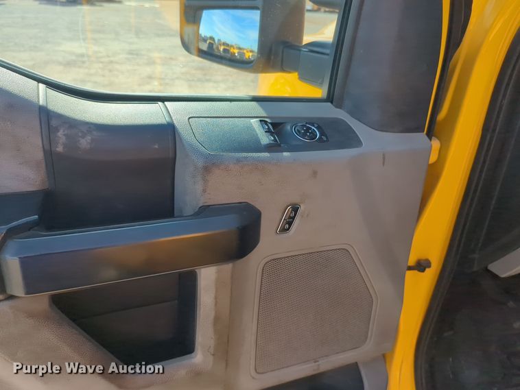 image for item ER4509 2017 Ford F350 Super Duty utility bed pickup truck