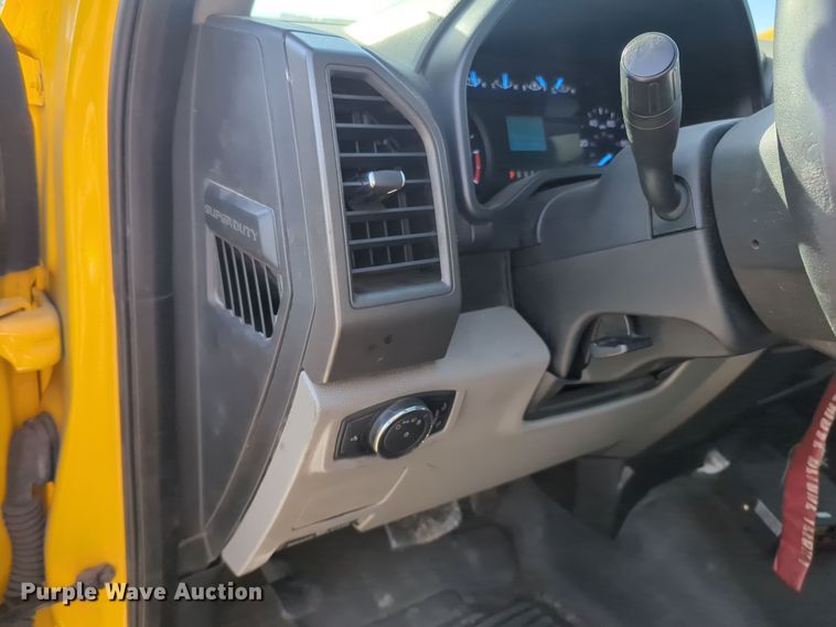 image for item ER4509 2017 Ford F350 Super Duty utility bed pickup truck