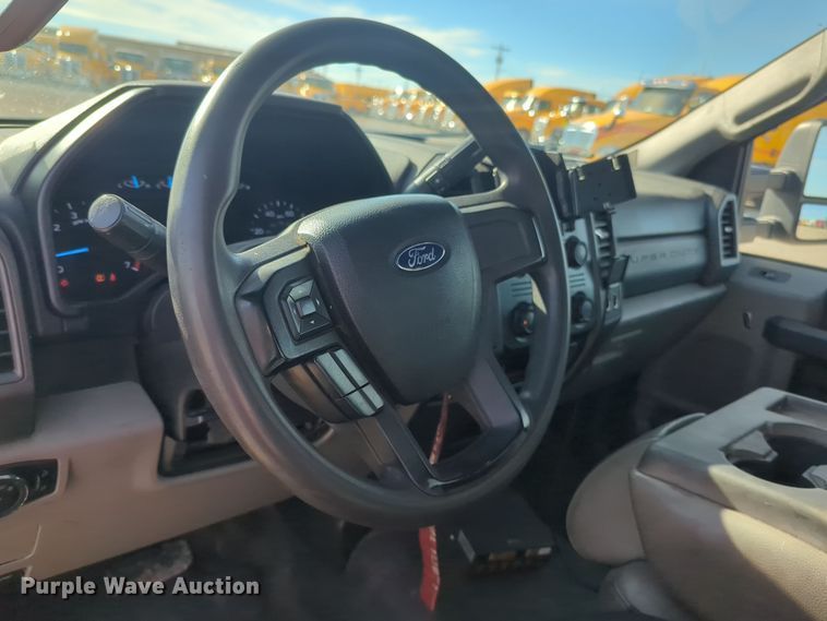 image for item ER4509 2017 Ford F350 Super Duty utility bed pickup truck