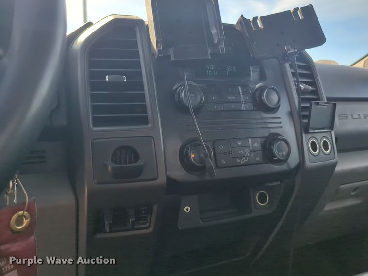 image for item ER4509 2017 Ford F350 Super Duty utility bed pickup truck