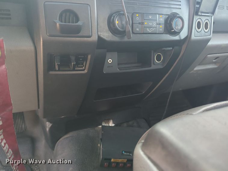 image for item ER4509 2017 Ford F350 Super Duty utility bed pickup truck