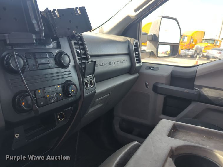 image for item ER4509 2017 Ford F350 Super Duty utility bed pickup truck