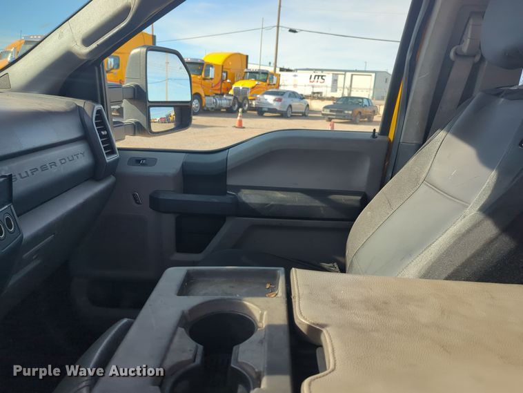 image for item ER4509 2017 Ford F350 Super Duty utility bed pickup truck