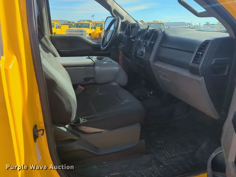 image for item ER4509 2017 Ford F350 Super Duty utility bed pickup truck