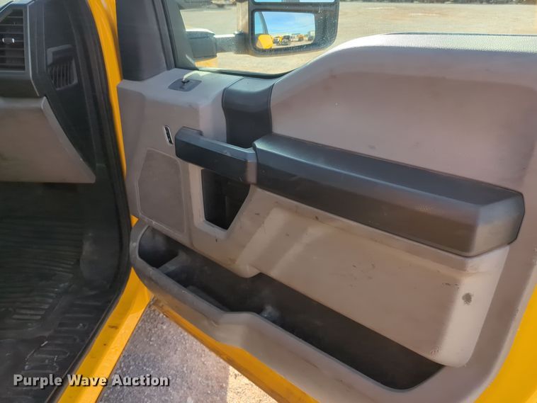 image for item ER4509 2017 Ford F350 Super Duty utility bed pickup truck