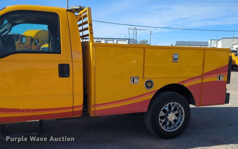 image for item ER4511 2015 Ford F350 Super Duty utility bed pickup truck