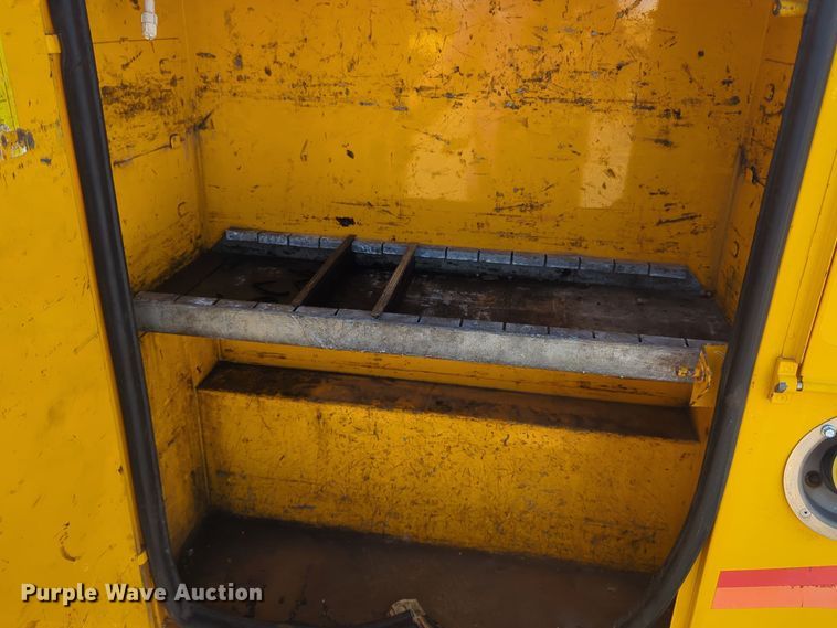 image for item ER4511 2015 Ford F350 Super Duty utility bed pickup truck