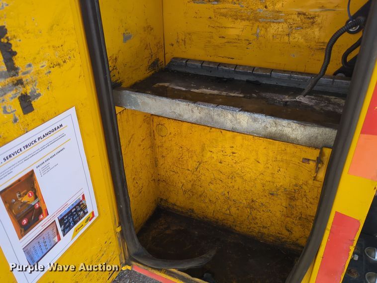 image for item ER4511 2015 Ford F350 Super Duty utility bed pickup truck