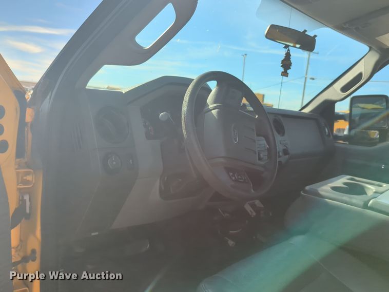 image for item ER4511 2015 Ford F350 Super Duty utility bed pickup truck