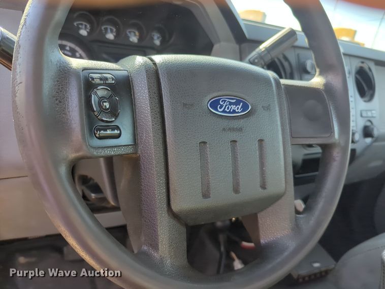 image for item ER4511 2015 Ford F350 Super Duty utility bed pickup truck