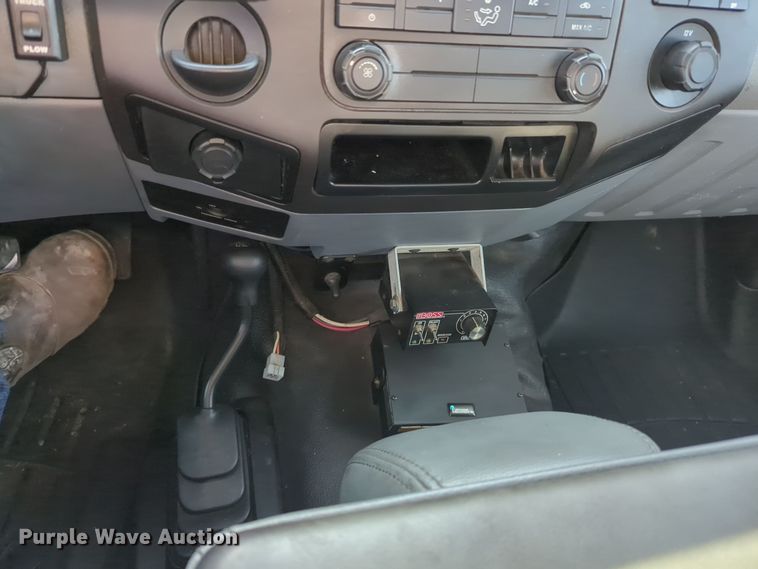 image for item ER4511 2015 Ford F350 Super Duty utility bed pickup truck