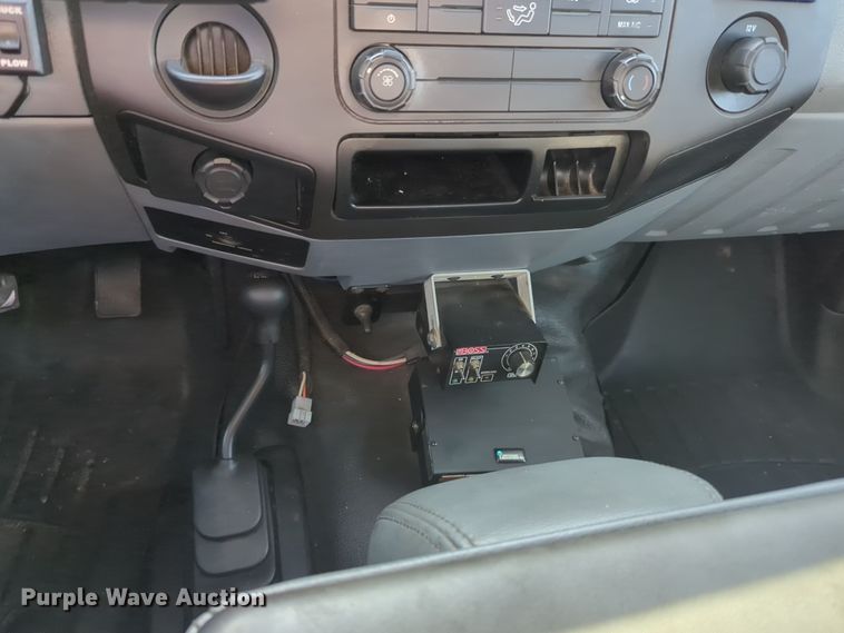 image for item ER4511 2015 Ford F350 Super Duty utility bed pickup truck