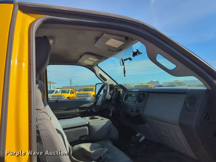 image for item ER4511 2015 Ford F350 Super Duty utility bed pickup truck