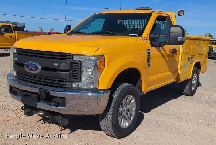 image for item ER4513 2017 Ford F350 Super Duty utility bed pickup truck