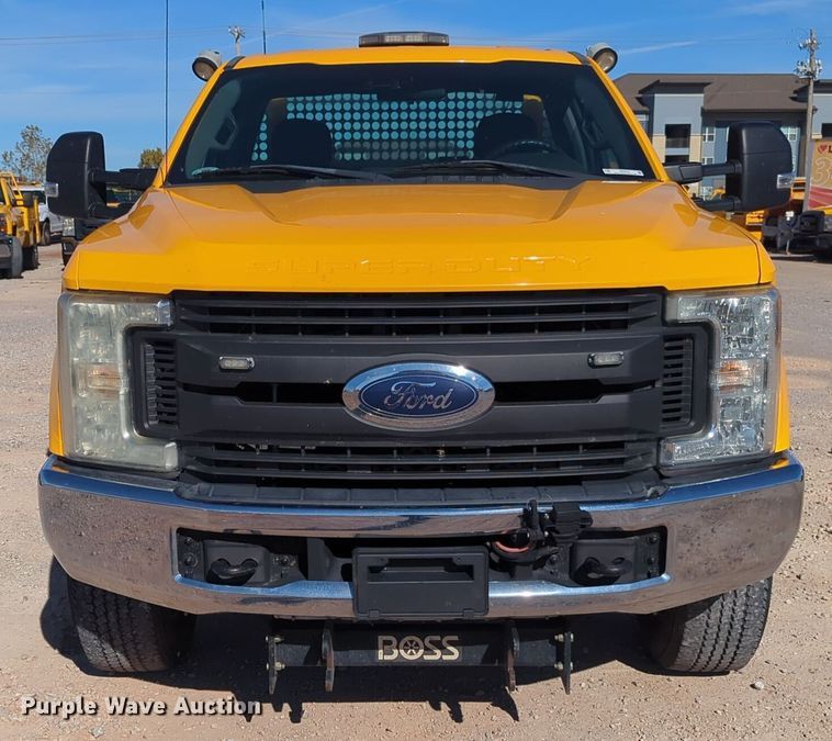 image for item ER4513 2017 Ford F350 Super Duty utility bed pickup truck