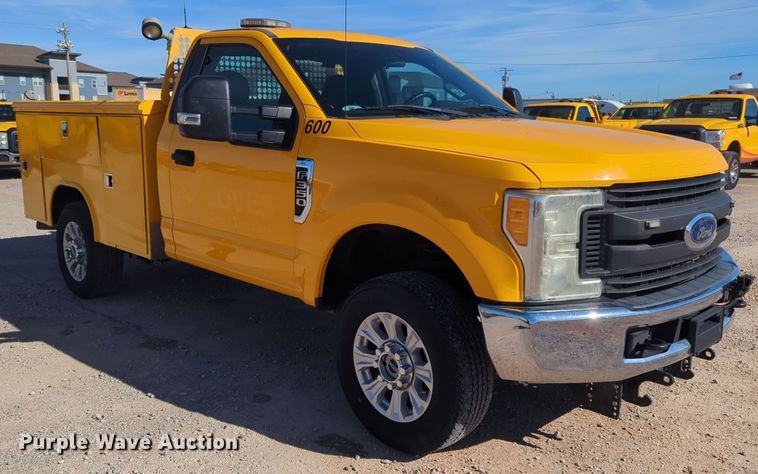 image for item ER4513 2017 Ford F350 Super Duty utility bed pickup truck