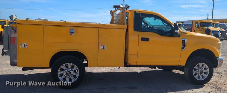 image for item ER4513 2017 Ford F350 Super Duty utility bed pickup truck