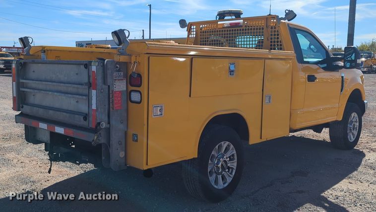 image for item ER4513 2017 Ford F350 Super Duty utility bed pickup truck