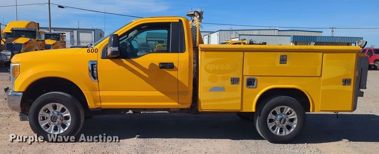 image for item ER4513 2017 Ford F350 Super Duty utility bed pickup truck