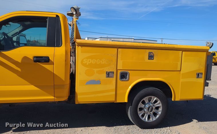 image for item ER4513 2017 Ford F350 Super Duty utility bed pickup truck