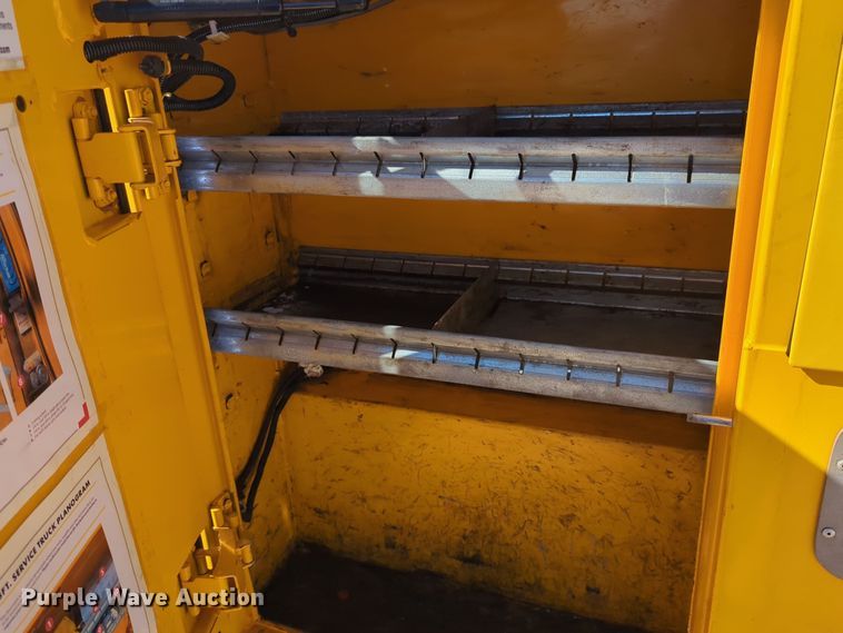 image for item ER4513 2017 Ford F350 Super Duty utility bed pickup truck