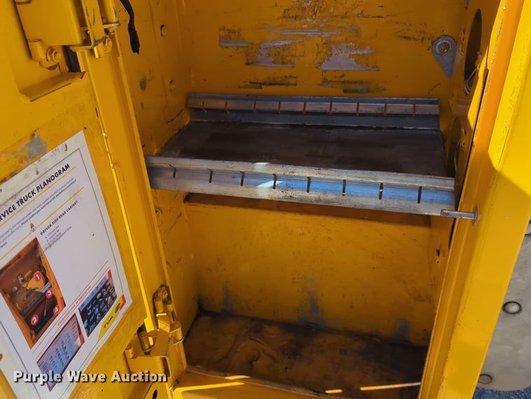 image for item ER4513 2017 Ford F350 Super Duty utility bed pickup truck