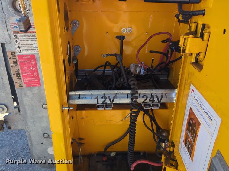 image for item ER4513 2017 Ford F350 Super Duty utility bed pickup truck