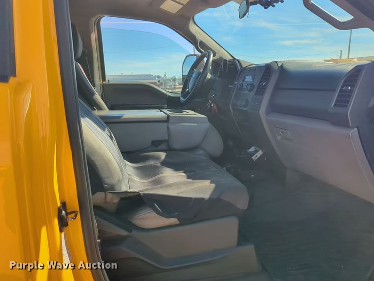 image for item ER4513 2017 Ford F350 Super Duty utility bed pickup truck