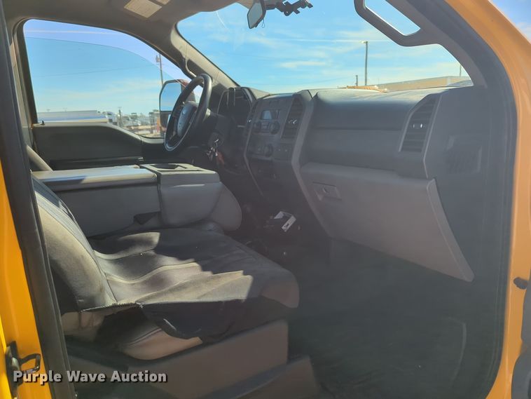 image for item ER4513 2017 Ford F350 Super Duty utility bed pickup truck