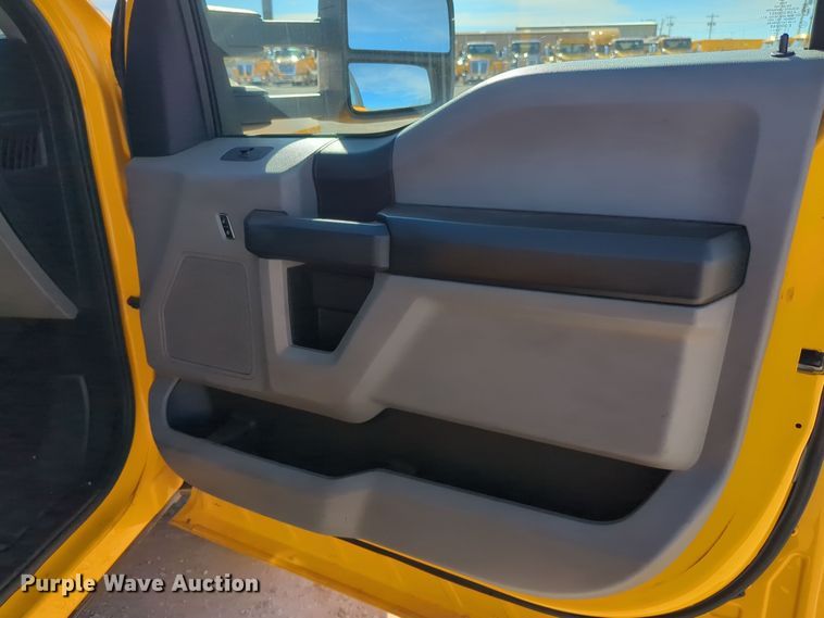 image for item ER4513 2017 Ford F350 Super Duty utility bed pickup truck