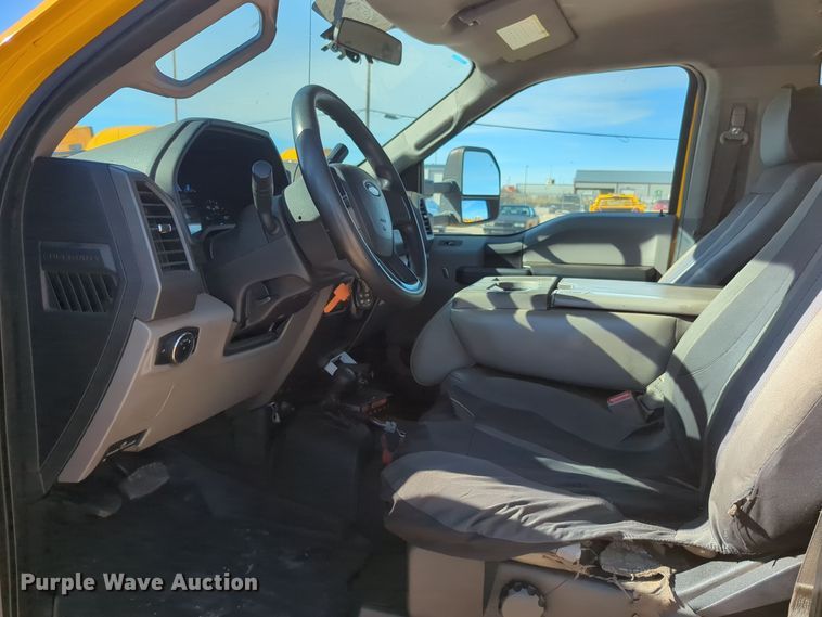 image for item ER4513 2017 Ford F350 Super Duty utility bed pickup truck