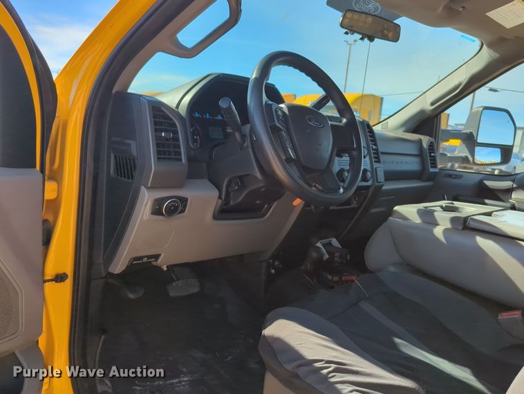 image for item ER4513 2017 Ford F350 Super Duty utility bed pickup truck