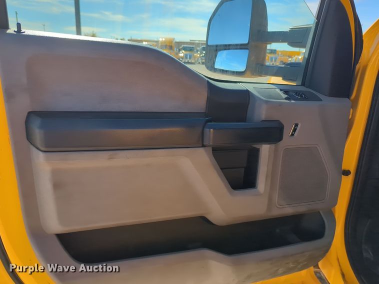 image for item ER4513 2017 Ford F350 Super Duty utility bed pickup truck