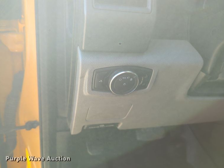 image for item ER4513 2017 Ford F350 Super Duty utility bed pickup truck