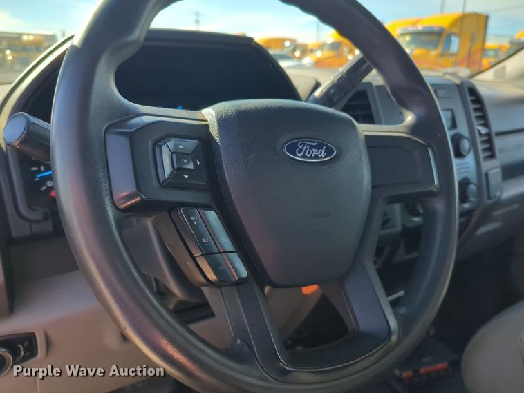 image for item ER4513 2017 Ford F350 Super Duty utility bed pickup truck