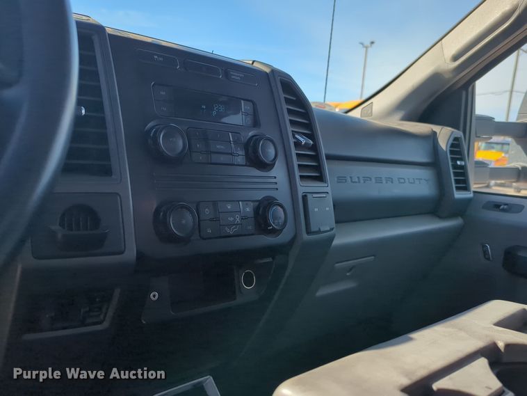 image for item ER4513 2017 Ford F350 Super Duty utility bed pickup truck