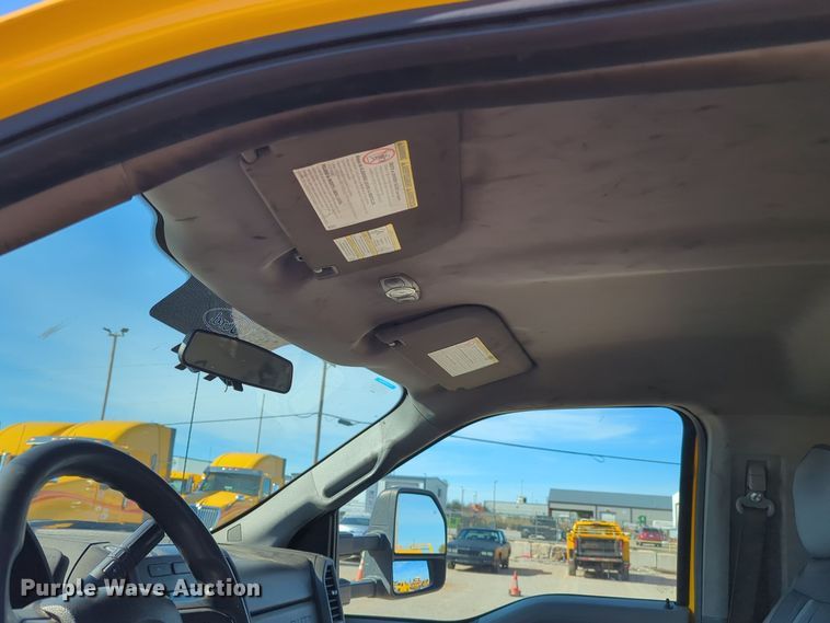 image for item ER4513 2017 Ford F350 Super Duty utility bed pickup truck