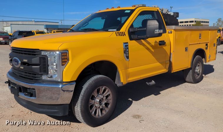 image for item ER4514 2019 Ford F350 Super Duty utility bed pickup truck