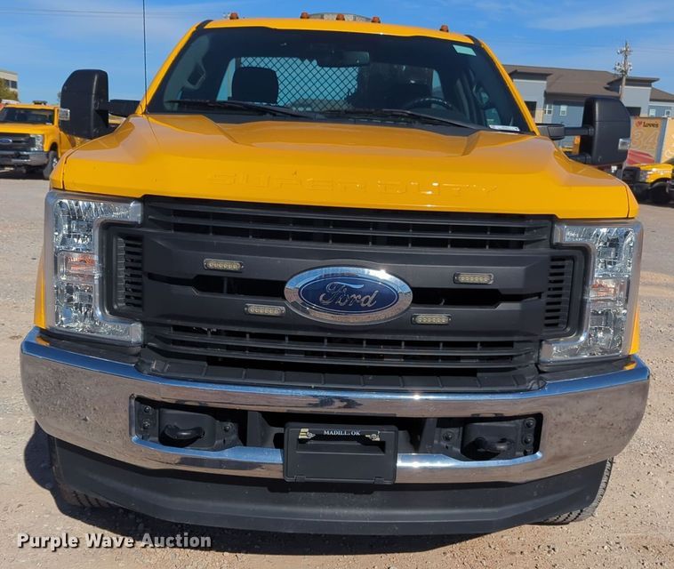 image for item ER4514 2019 Ford F350 Super Duty utility bed pickup truck