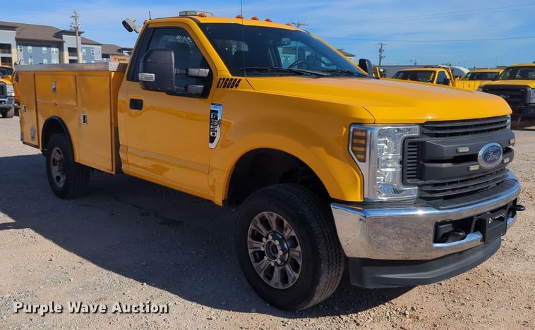 image for item ER4514 2019 Ford F350 Super Duty utility bed pickup truck