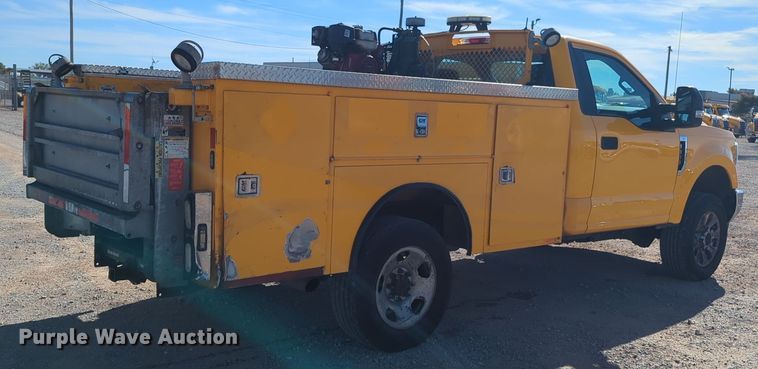 image for item ER4514 2019 Ford F350 Super Duty utility bed pickup truck