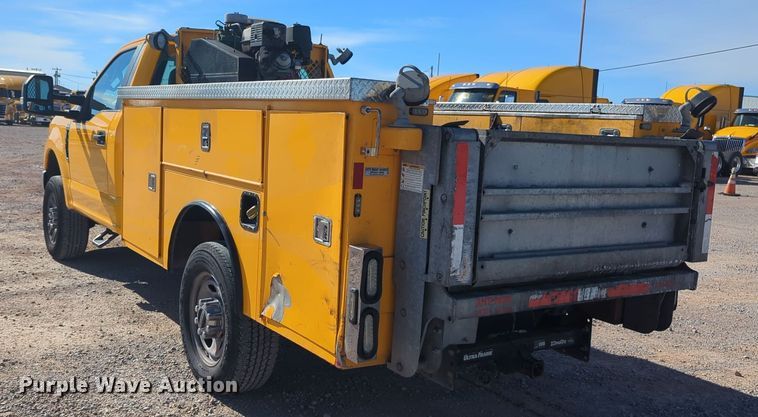 image for item ER4514 2019 Ford F350 Super Duty utility bed pickup truck