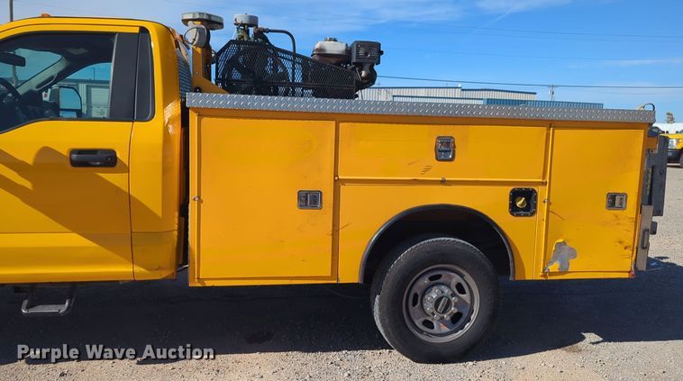 image for item ER4514 2019 Ford F350 Super Duty utility bed pickup truck
