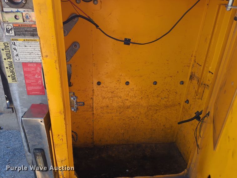 image for item ER4514 2019 Ford F350 Super Duty utility bed pickup truck