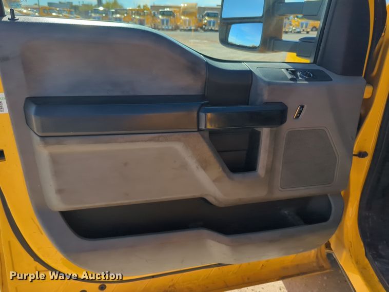 image for item ER4514 2019 Ford F350 Super Duty utility bed pickup truck