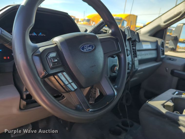 image for item ER4514 2019 Ford F350 Super Duty utility bed pickup truck