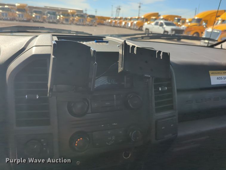 image for item ER4514 2019 Ford F350 Super Duty utility bed pickup truck