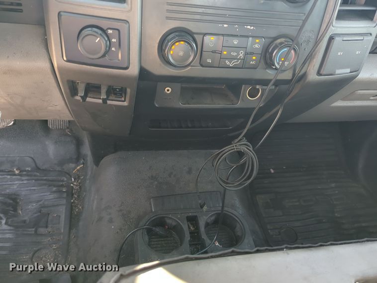 image for item ER4514 2019 Ford F350 Super Duty utility bed pickup truck